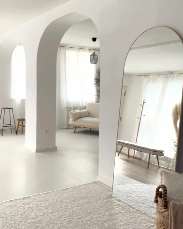 Minimalistisch eingerichtetes Fotostudio mit neutraler Ästhetik bei Berlin